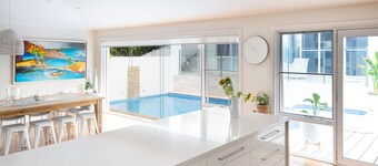 Smukt stort familiehus med pool i centrum