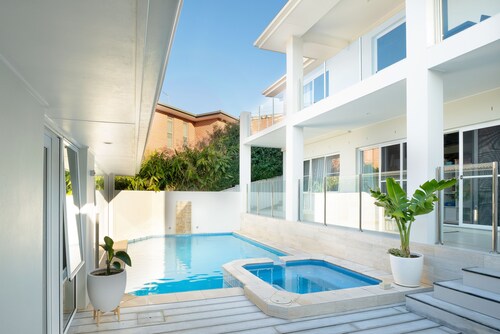 Coffs Harbour EXECUTIVE STYLE HOME & Pool - great location 