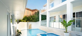 Coffs Harbour EXECUTIVE STYLE HOME & Pool - great location 