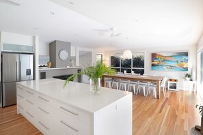 Dining - Coffs Harbour EXECUTIVE STYLE HOME & Pool - great location  (Coffs Harbour)