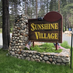 Property grounds - Renovated Condo, Close to Everything! 1bd/1bth Hot Tub, Sauna, Game Room (Mammoth Lakes)