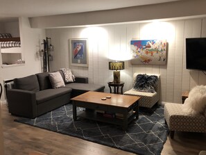 Smart TV, fireplace, video games, table tennis - Renovated Condo, Close to Everything! 1bd/1bth Hot Tub, Sauna, Game Room (Mammoth Lakes)