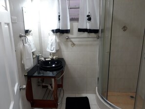 Douche, séchoir à cheveux, serviettes fournies, savon