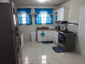 Kjøleskap, mikrobølgeovn, ovn og kokeplater