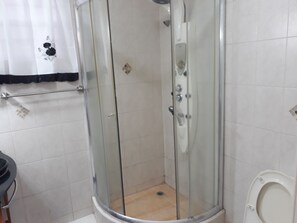Dusche, Haartrockner, Handtücher, Seife