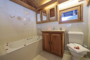 Combined shower/tub, towels - Chalet Vaffier, Argentière (Chamonix), France (Argentière (Chamonix))