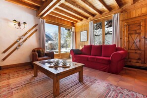 Bright & cosy with mountain views