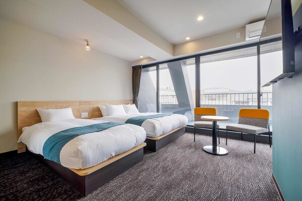 Safe på rommet, skrivebord, blendingsgardiner og strykejern/-brett