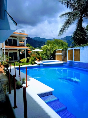 Una piscina al aire libre