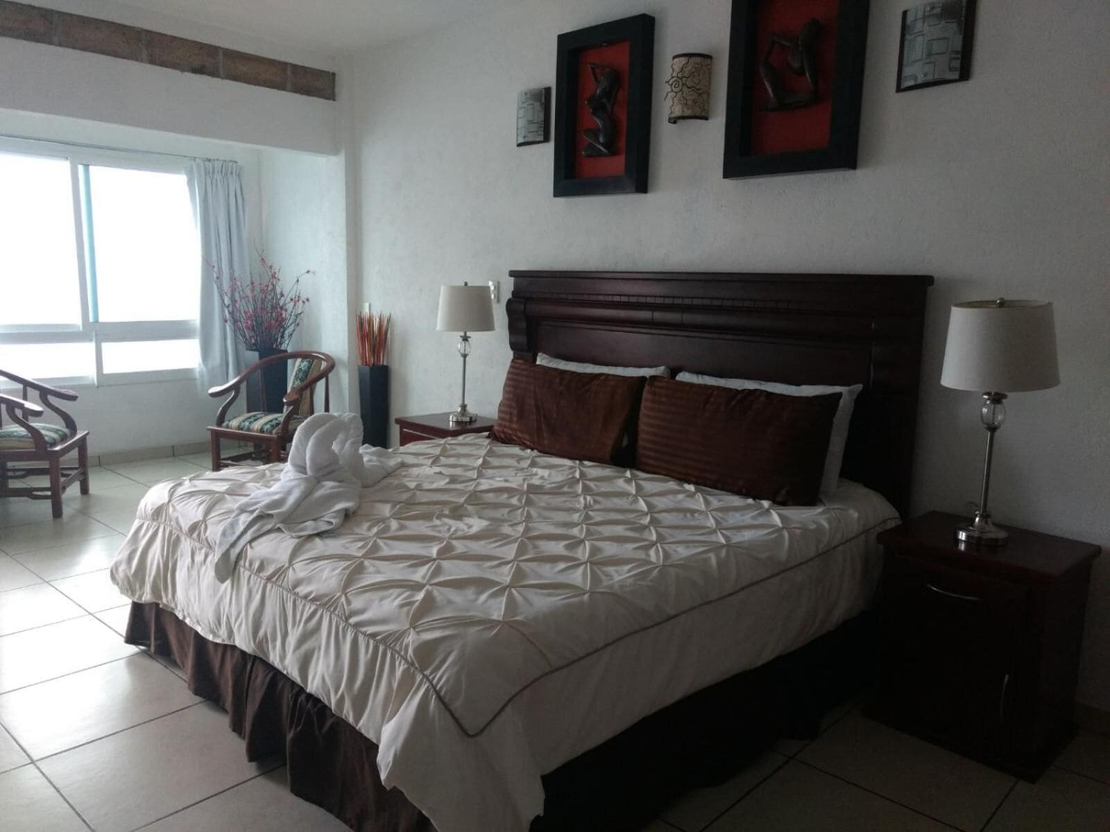 Tabla de planchar con plancha, wifi gratis y ropa de cama 