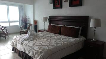 Tabla de planchar con plancha, wifi gratis y ropa de cama