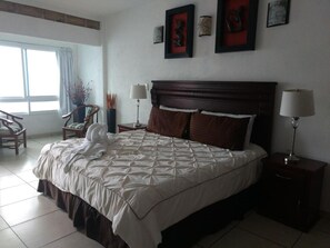 Tabla de planchar con plancha, wifi gratis y ropa de cama 