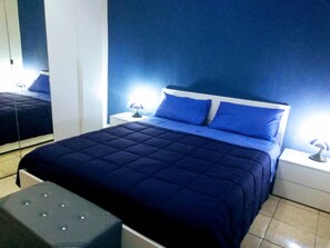 2 quartos, ferros/tábuas de passar roupa, berço de viagem