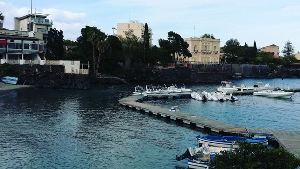 A marina with boats docked, a hotel in the background, and a clear sky. - Catania House single apartment sleeps 4 near the new Garibaldi  (Catania)