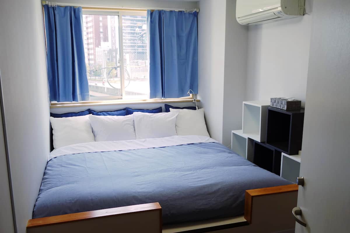 Eenvoudige tweepersoonskamer, 1 queensize bed, niet-roken | Een kluis op de kamer, verduisterende gordijnen, gratis wifi, beddengoed