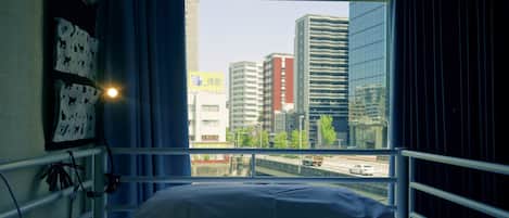 Gemeinsamer Basic-Schlafsaal, 1 Einzelbett, Nichtraucher, Kanalblick (Women Only) | Ausblick vom Zimmer