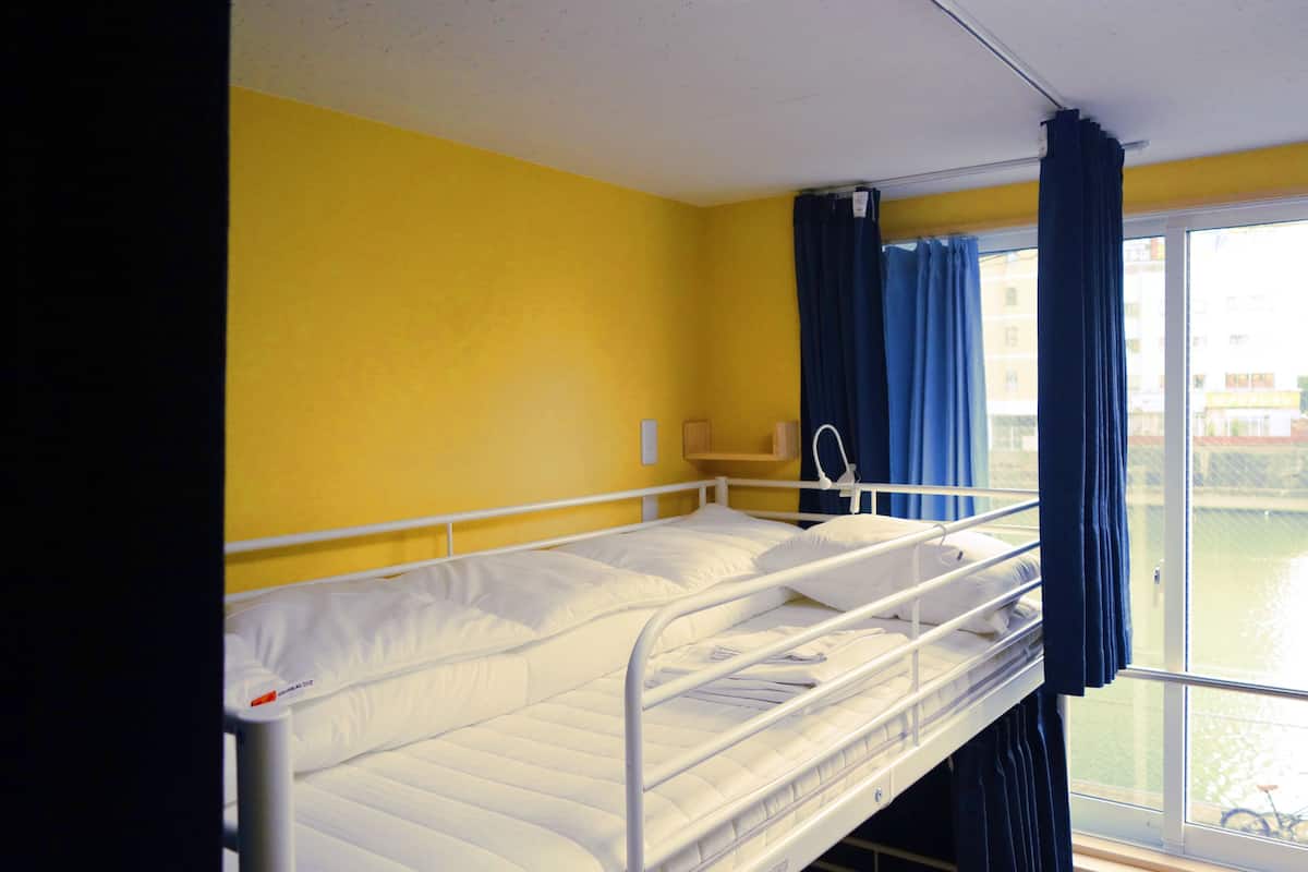 Eenvoudige slaapzaal, 1 eenpersoonsbed, niet-roken, uitzicht op kanaal | Een kluis op de kamer, verduisterende gordijnen, gratis wifi, beddengoed