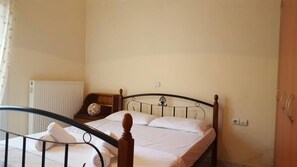1 bedroom, hypo-allergenic bedding, desk, blackout curtains