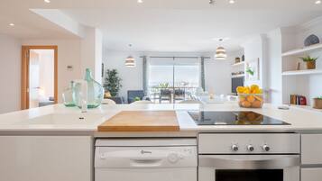 Een koelkast, een magnetron, een oven, een kookplaat