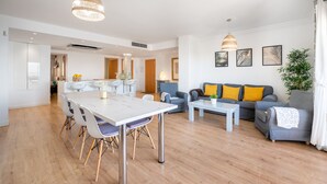 Una sala de estar moderna con comedor, un juego de sofá y una mesa de centro.