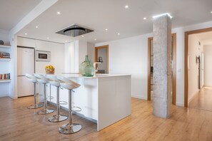 Réfrigérateur, four à micro-ondes, un four, surface de cuisson