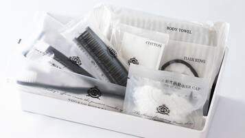 Kombinasi shower/bathtub, bathtub besar,  dan perlengkapan mandi gratis