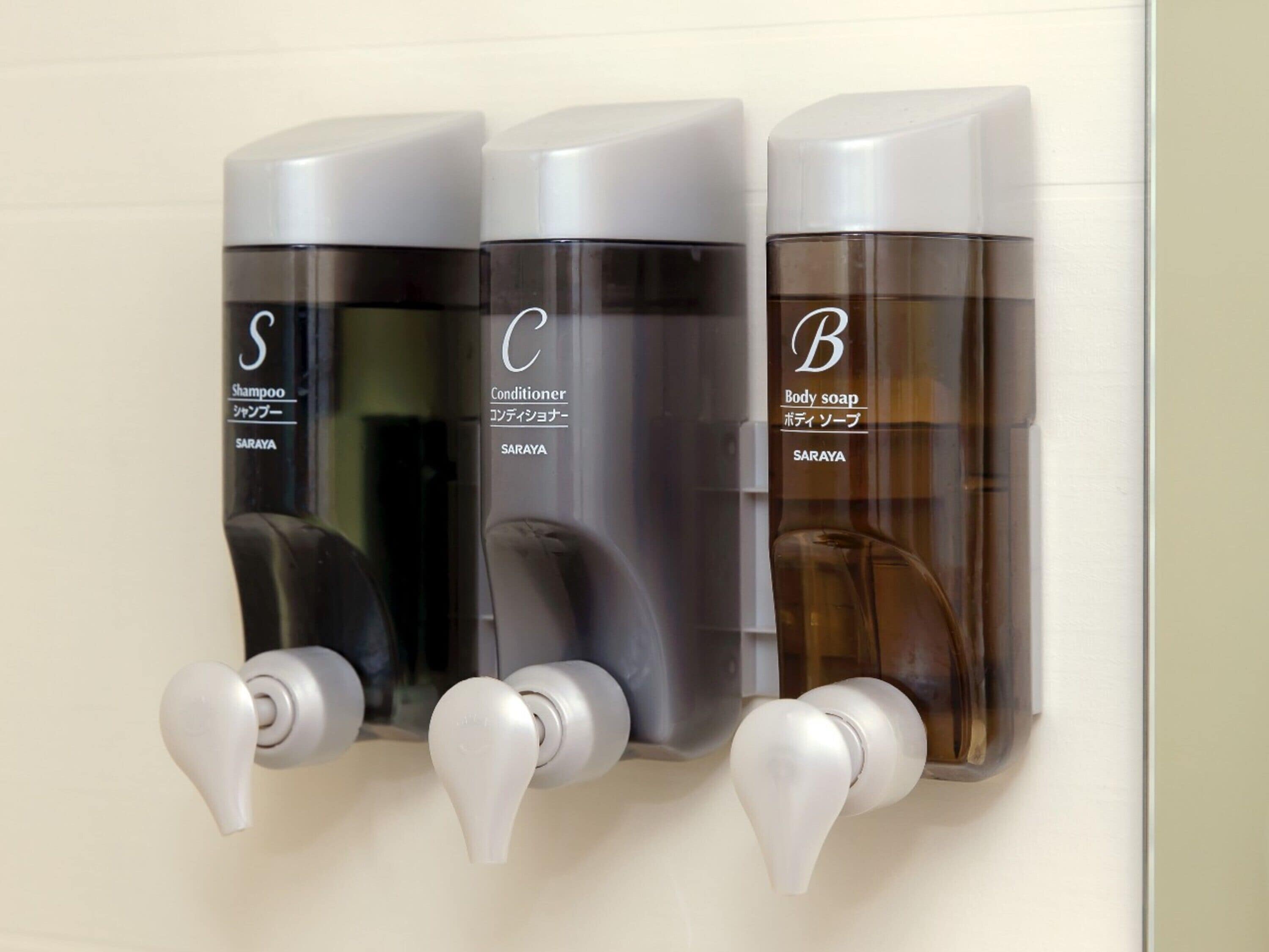 combined shower/bathtub, deep-soaking bathtub, free toiletries