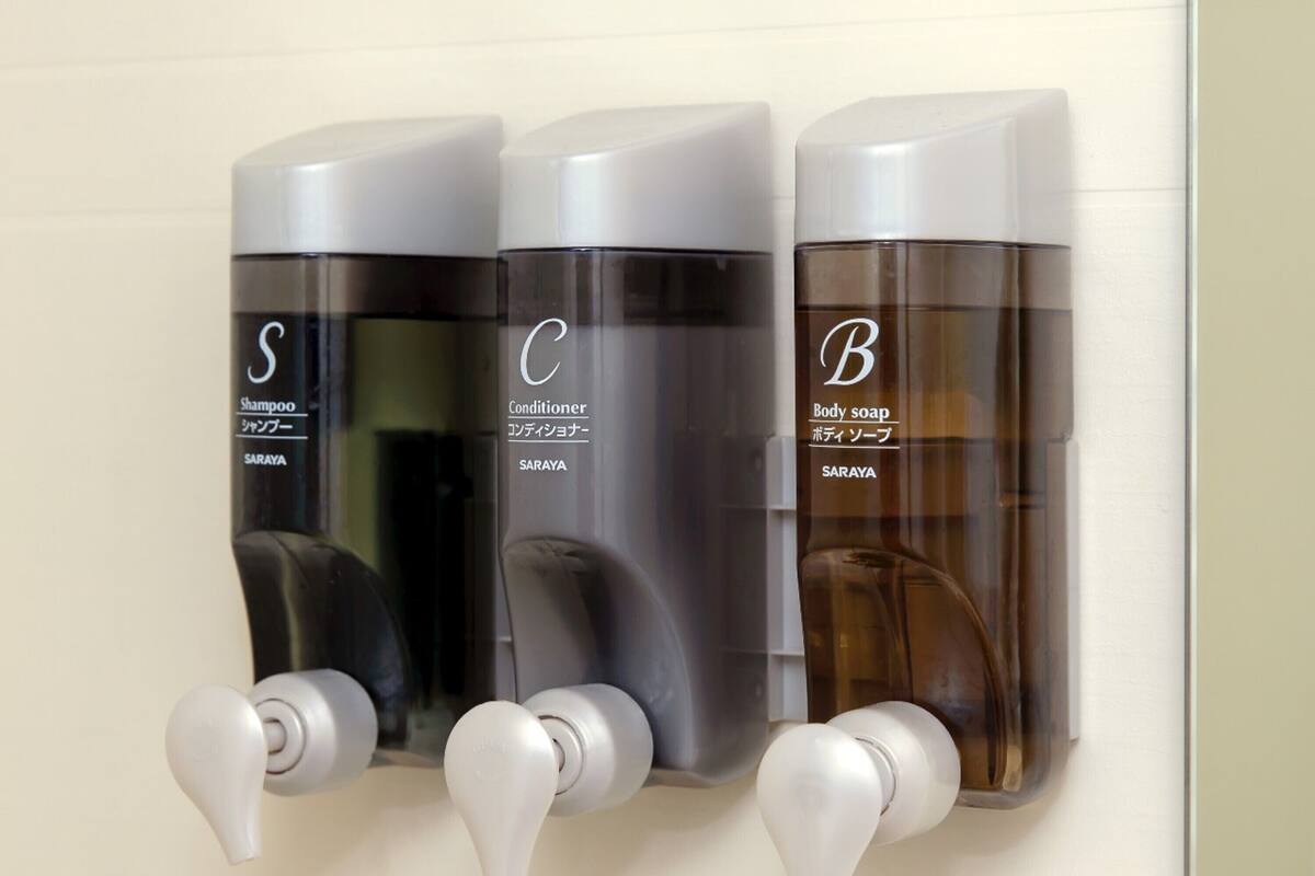 combined shower/bathtub, deep-soaking bathtub, free toiletries