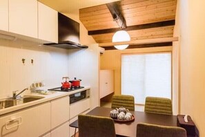 Ferienhaus | Eigene Küche | Kühlschrank, Mikrowelle, Herdplatte, Wasserkocher