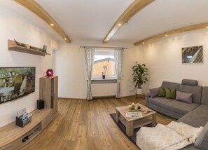 TV - Ferienwohnung für 2-4 Pers., 2 Schlafzimmer, Wohnzimmer, Terrasse (Bischofswiesen)