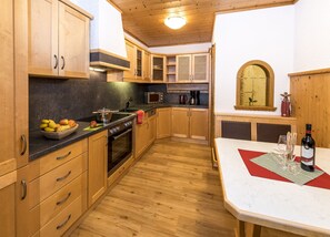 Fridge, microwave, oven, stovetop - Ferienwohnung für 2-4 Pers., 2 Schlafzimmer, Wohnzimmer, Terrasse (Bischofswiesen)