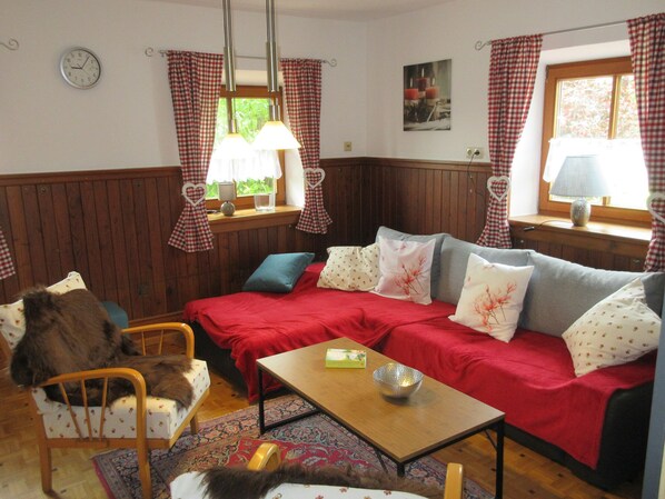 TV, DVD player, ping pong - Ferienhaus mit sechs Schlafzimmer für 12 Personen mit Blick auf die Berchtesgadener- u. Chiemgauer Berge (Kirchanschöring)