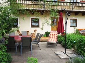 Outdoor dining - Ferienhaus mit sechs Schlafzimmer für 12 Personen mit Blick auf die Berchtesgadener- u. Chiemgauer Berge (Kirchanschöring)