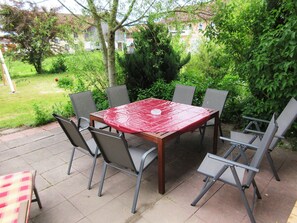Outdoor dining - Ferienhaus mit sechs Schlafzimmer für 12 Personen mit Blick auf die Berchtesgadener- u. Chiemgauer Berge (Kirchanschöring)