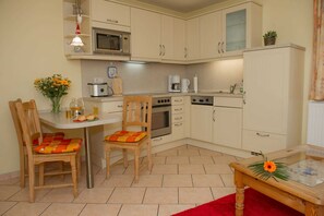 Fridge, microwave, oven, dishwasher - City Residence 1 - City Residence WE1 / WE8 - 2nd row - Sauna in the house (Heringsdorf)