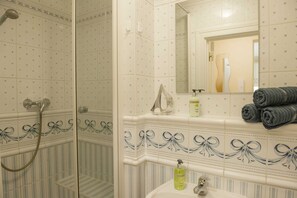 Douche, serviettes fournies