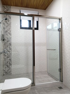 Water Double Room | Bathroom shower - Rural Scenary Villa (Taitung)