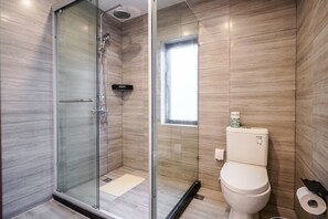 Luxury Quadruple Room (Mainland Chinese Citizen Only) | Bathroom shower