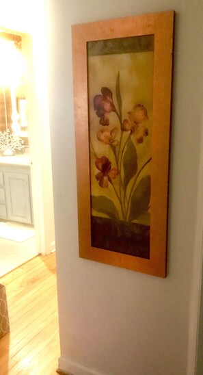 Casa superior, varias camas, para no fumadores | Área de sala de estar | Televisión de pantalla plana de 55 pulgadas con canales premium 