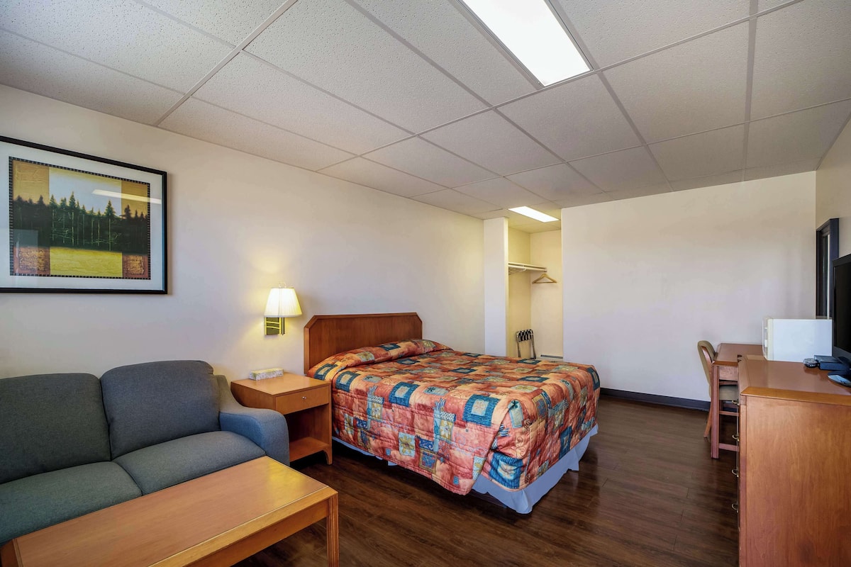 1 habitación, escritorio y ropa de cama