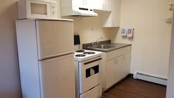 Deluxe Studio, 1 Queen Bed | Private kitchen