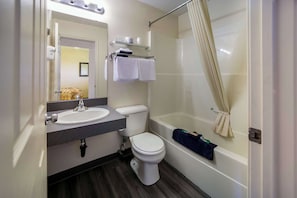 Combined shower/bathtub, deep-soaking bathtub, free toiletries