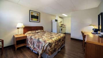 Kitchenette, 1 Queen Bed, Non Smoking | Desk, bed sheets
