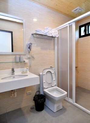 Kamar Quadruple, 2 Tempat Tidur Double, Bebas Asap Rokok, pemandangan samudra | Kamar mandi | Shower, perlengkapan mandi gratis, pengering rambut, dan handuk