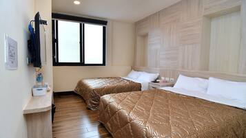 Habitación cuádruple, 2 camas matrimoniales, para no fumadores, vista al océano | Escritorio y wifi gratis