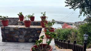 A stone staircase with potted plants leading to a coastal view. - Matsu A Nan Jing B&B (Beigan)