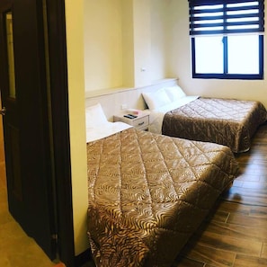 Quarto quádruplo, 2 camas de casal, para não fumantes, vista para o oceano | Escrivaninha, Wi-Fi de cortesia