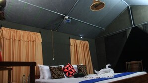1 kamar tidur, tirai kedap cahaya, dan setrika/meja setrika