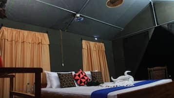 1 kamar tidur, tirai kedap cahaya, dan setrika/meja setrika