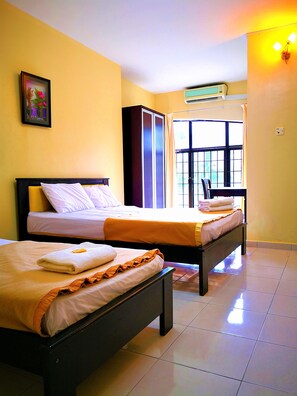 Family Room | Desk, iron/ironing board, free WiFi